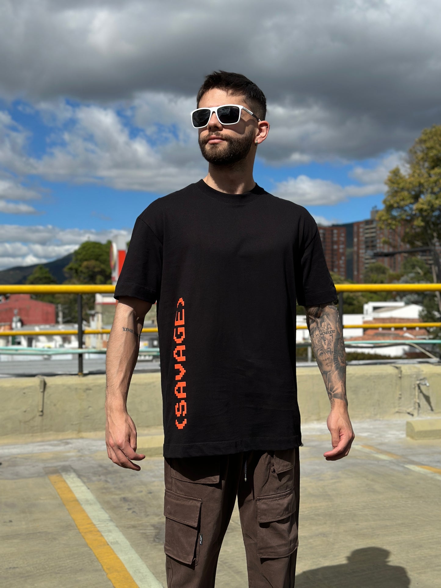 Camiseta PIXEL ORANGE oversize negra Ecodrape ©️