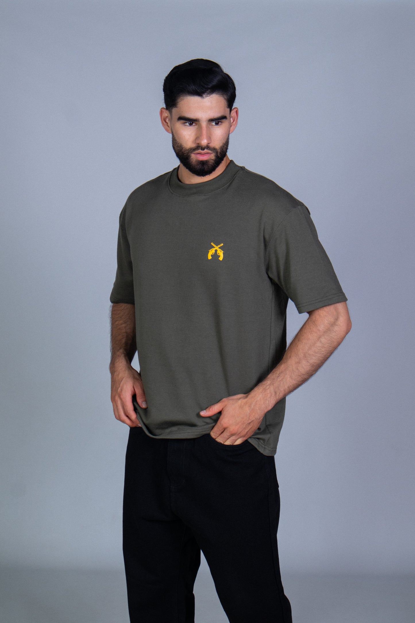 T Shirt Oversize Rodeado de lujos verde militar.