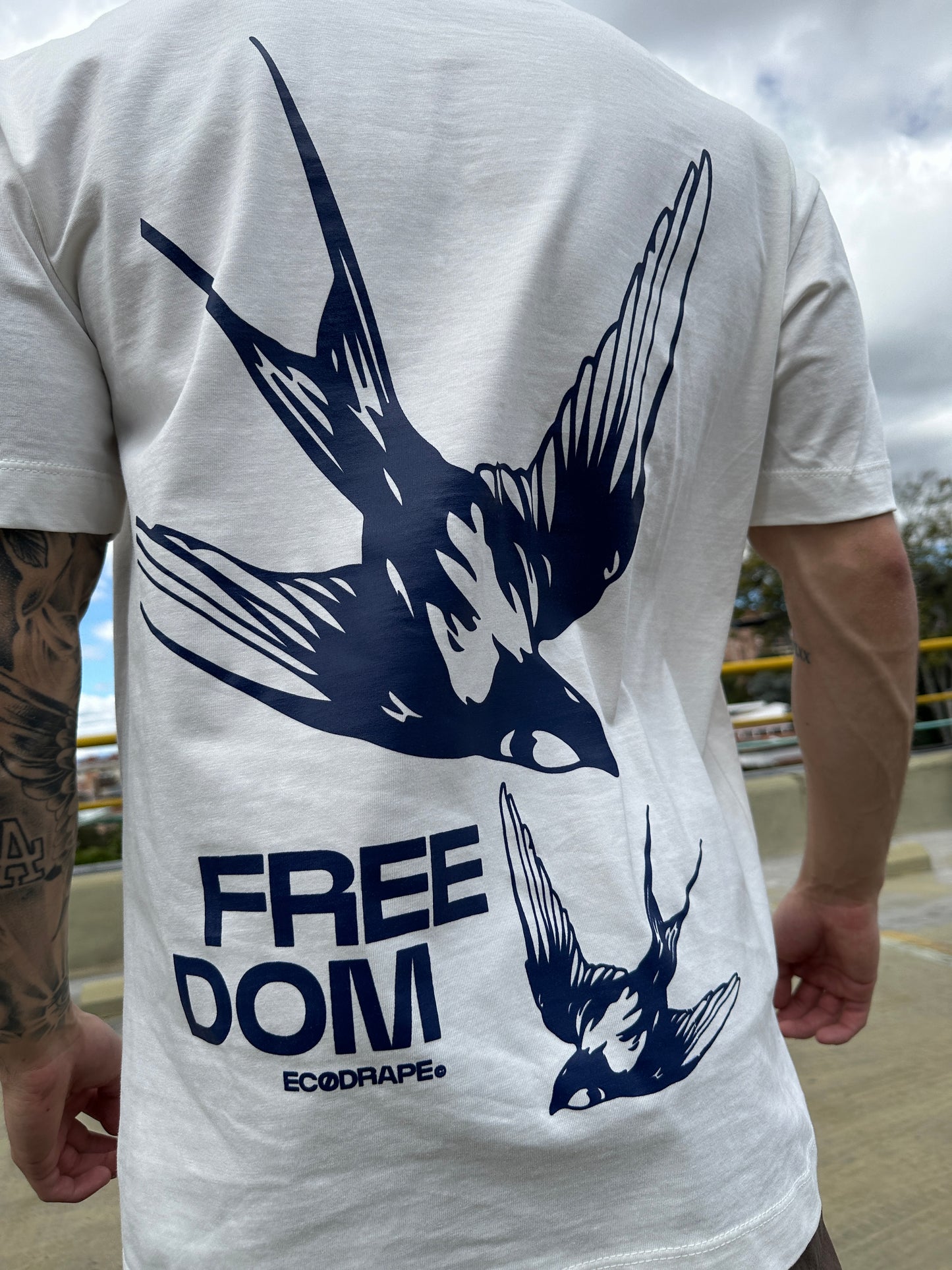 Camiseta FREEDOM oversize marfil Ecodrape ©️